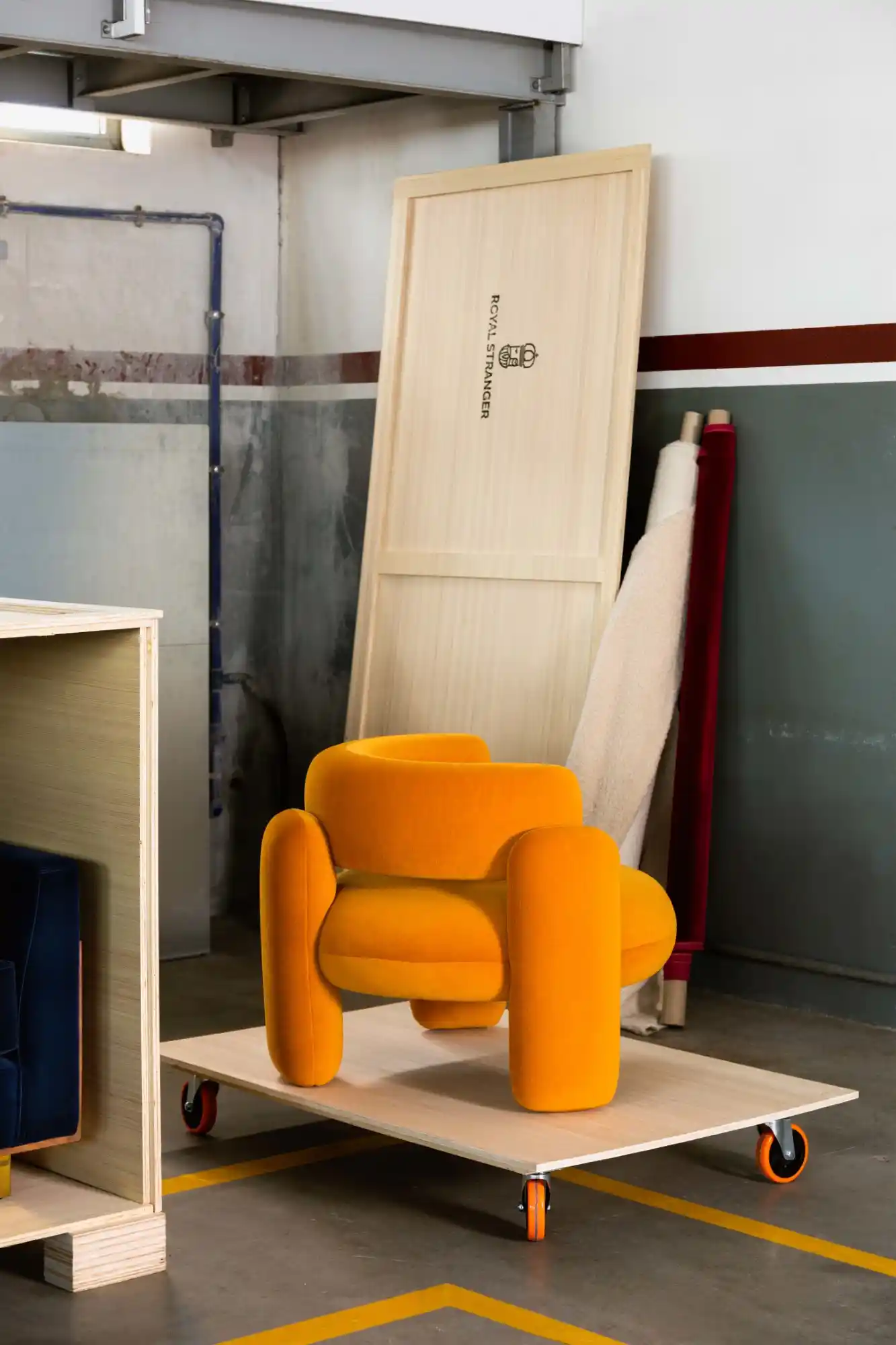 Royal_Stranger_Embrace_Armchair_Gentle_443 (Low)